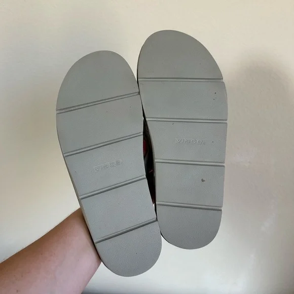 Vince Olexa Leather Flip Flop Sandals - Picture 3 of 10